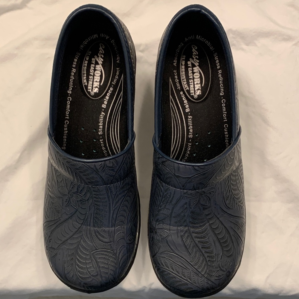 Navy slip resistant clogs